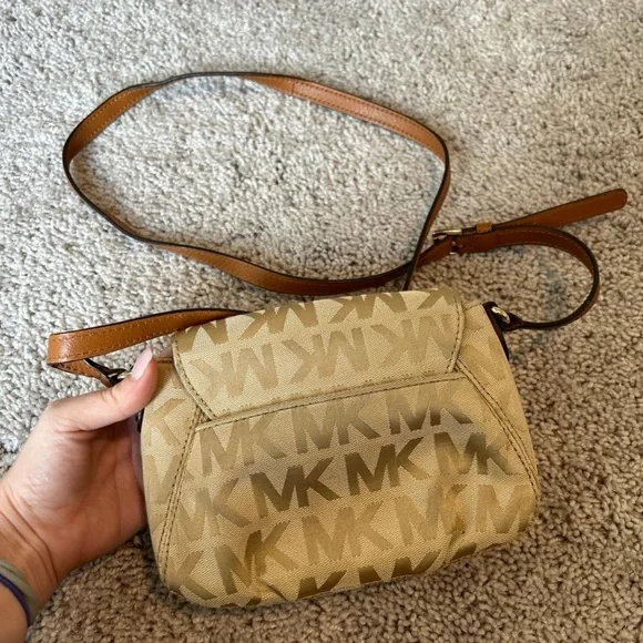 SOLD!! Micheal Kors MK Crossbody Purse 👜 - Picture 6 of 7